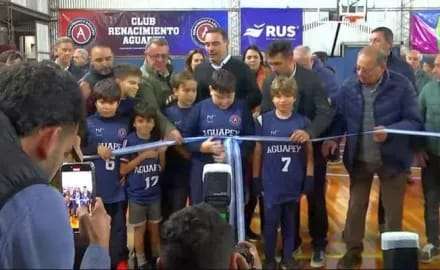 El gobernador Gustavo Valdés inauguró una cancha de parquet en el Club Renacimiento Aguapey
